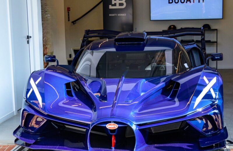 世界40台限定のブガッティ「ボライド」がサーキットを全開走行！