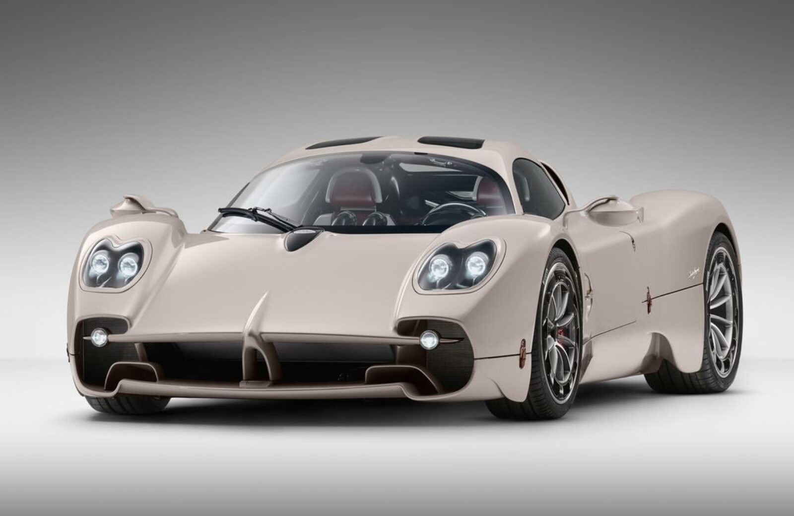 パガーニが7速MT、6.0L V12のアナログ・スーパーカーの新型車両「ユートピア」を発表！