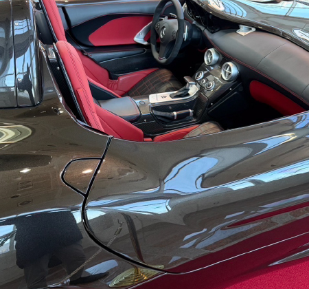 情熱を刻む黒と赤のコントラスト