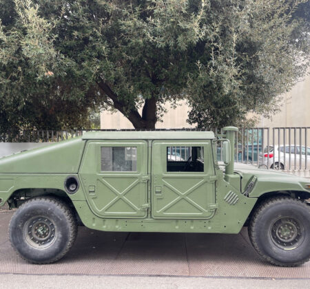 防弾ガラスとケブラー補強ドアの重厚な佇まい