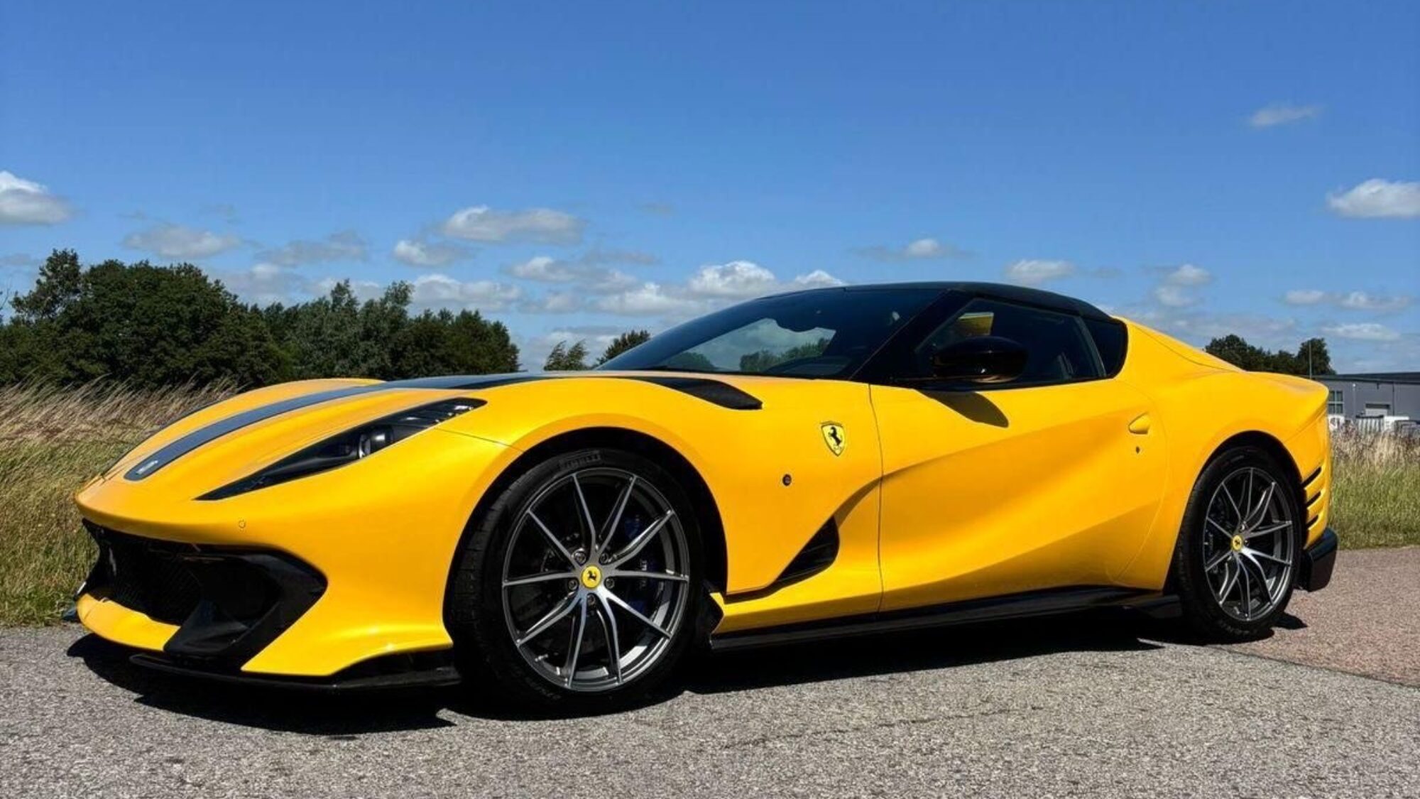 フェラーリ 812 コンペティチオーネ アペルタ ２台