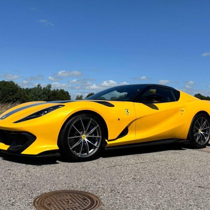 フェラーリ 812 コンペティチオーネ アペルタ ２台