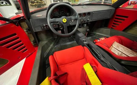 フェラーリ F40 レキサンウィンドウ 1989 25,500km