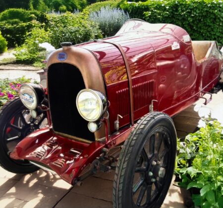 Preserving the racing form of the 1920s, dressed in a passionate crimson.