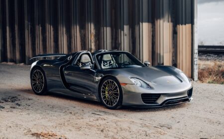 ポルシェ 918 スパイダー US spec 8,050km 2015