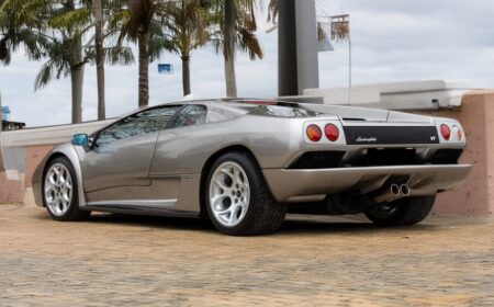 ランボルギーニ ディアブロ 6.0 V12 VT 「最終年式（ファイナルイヤー）」 2001 21,859km